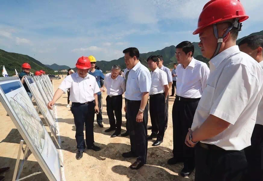 省长袁家军现场听取开化县现代物流业发展办公室主任方卫东汇报,了解